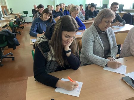 Педагоги, учні й навіть батьки освітніх закладів Кременчука писали Радіодиктант національної єдності