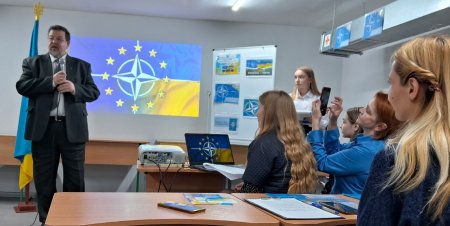 У Кременчуці відбувся  інформаційний ринг "Україна - НАТО: просто про складне"